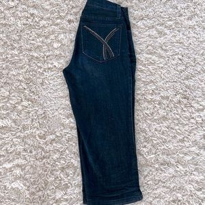 Capri jeans dark denim , brand new and fits super flattering!